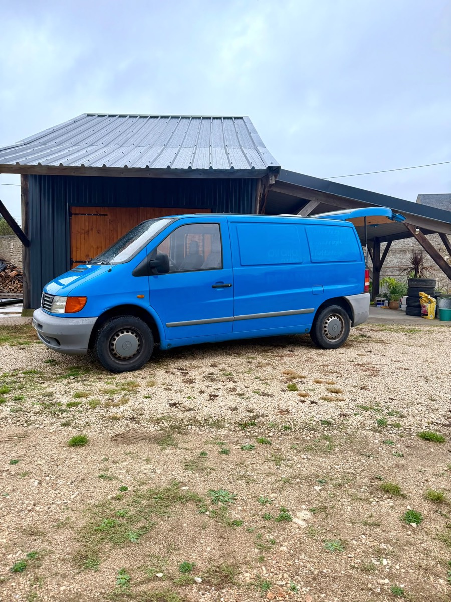 Camion de déménagement bleu Élite & Go Transport garé à Blois