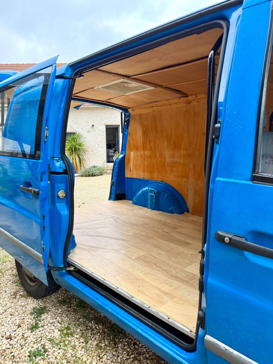 Véhicule de déménagement Élite & Go Transport, porte ouverte sur l'espace de chargement aménagé
