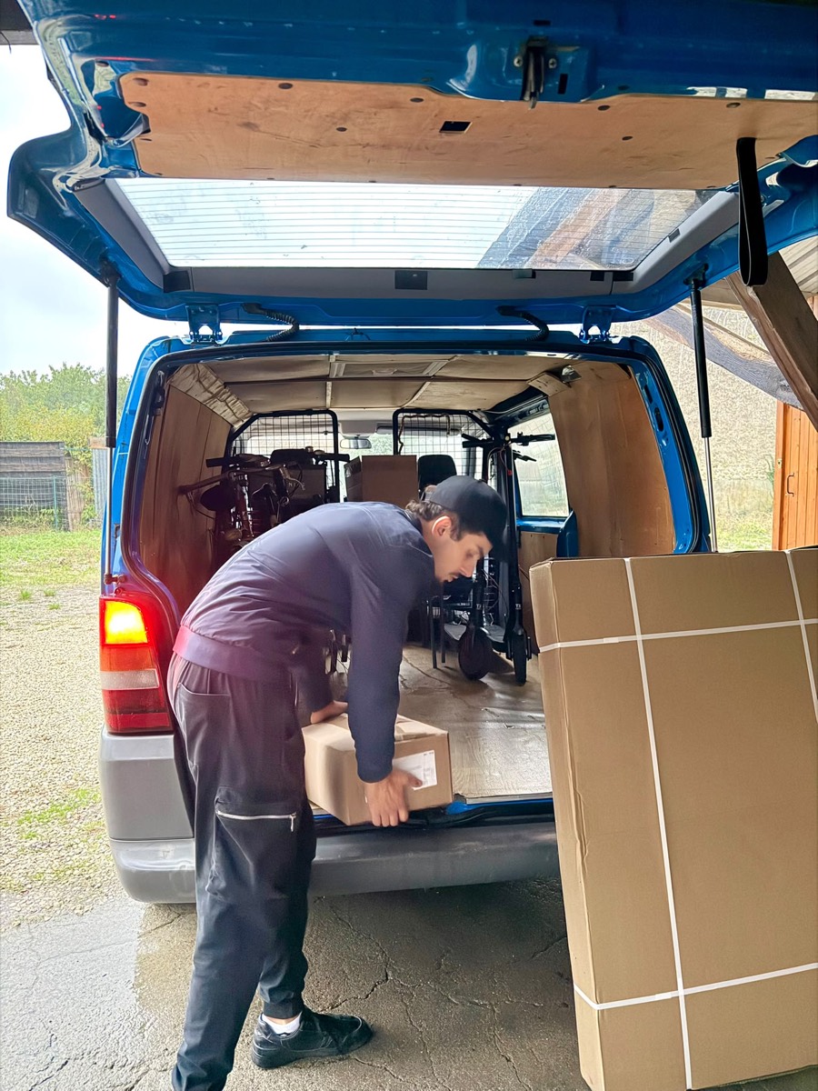Chargement soigné de cartons dans le véhicule de déménagement