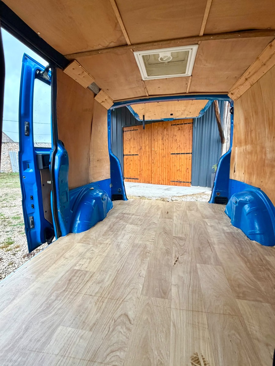 Intérieur aménagé et isolé du véhicule de déménagement, plancher et parois en bois